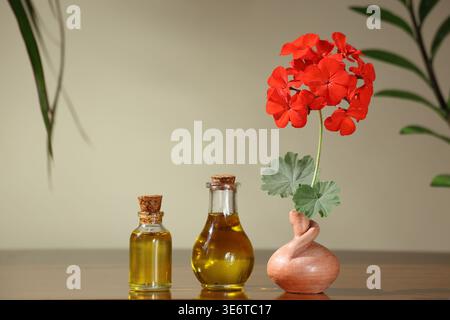 Geranienätherisches Öl in Glasflaschen. Stockfoto