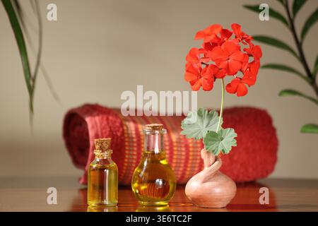 Geranienätherisches Öl in Glasflaschen. Stockfoto