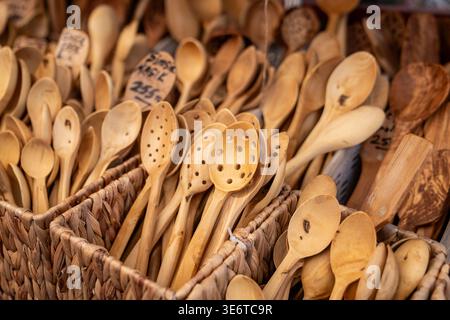 Handgemachte Holzlöffel im Korb am traditionellen Marktstand. Hochwertige Fotos Stockfoto