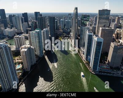 Blick aus der Vogelperspektive auf die Skyline von Miami und Biscayne Bay mit Booten, Florida USA Stockfoto