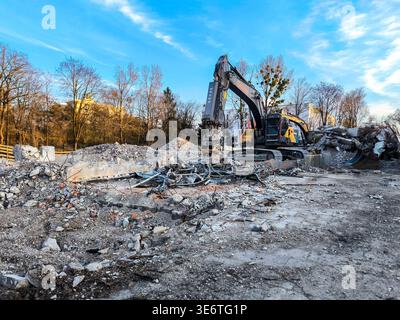 Bagger Beim Abreißen Von Bauschutt Auf Baustelle: Stadtentwicklungsszene In München. Hochwertige Fotos Stockfoto