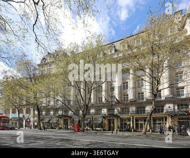 Außenansicht des Londoner Waldorf Hilton Hotels am Aldwych. Die Hauptstraße zeigt den Eingang. Stockfoto