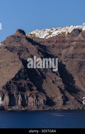 Atemberaubender Blick auf das malerische Dorf Imerovigli auf der Spitze des Hügels in Santorin Griechenland und den berühmten Skaros-Felsen Stockfoto