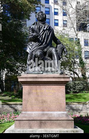 Statue von Robert Burns, Savoy Place, London, England, Großbritannien Stockfoto