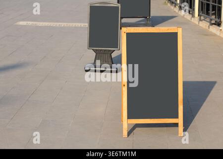 Leere Werbetafel oder Straßenbelag auf der Straße Stockfoto