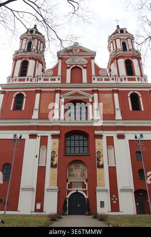 Die heiligen Apostile Philipp und Jakob. Die Kirche der Heiligen Philipp und Jakob ist eine römisch-katholische Kirche in der Altstadt von Vilnius, nahe dem Lukiškės-Platz. Es ist berühmt für die Malerei der Mutter Gottes von Lukiškės. Stockfoto