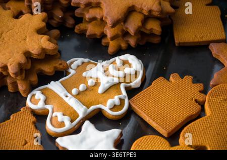 Verschiedene Lebkuchen-Kekse mit Glasur auf Backblech Stockfoto