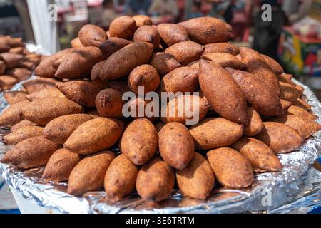 Haufen traditioneller türkischer Icli Kofte (gefüllte Bulgur-Fleischbällchen) am Street Food Stand. Hochwertige Fotos Stockfoto