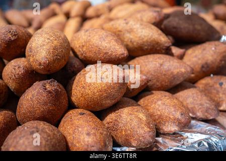 Haufen traditioneller türkischer Icli Kofte (gefüllte Bulgur-Fleischbällchen) am Street Food Stand. Hochwertige Fotos Stockfoto