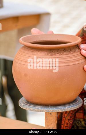 Potter präsentiert ein neues Töpfergefäß mit gravierten Details, das Konzept der Kreativität Stockfoto