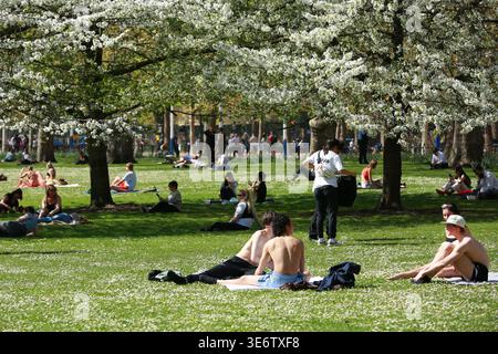 London, Großbritannien. April 2026. Londoner und Touristen genießen Sonnenschein und heißes Wetter im St James’s Park, da die Temperaturen in der Hauptstadt 26 °C erreichen. Quelle: Waldemar Sikora / Alamy Live News Stockfoto
