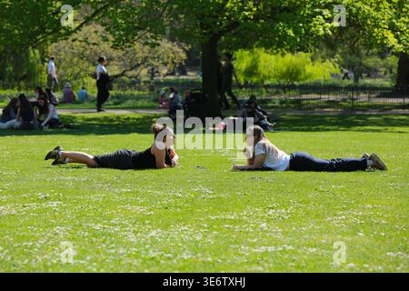 London, Großbritannien. April 2026. Londoner und Touristen genießen Sonnenschein und heißes Wetter im St James’s Park, da die Temperaturen in der Hauptstadt 26 °C erreichen. Quelle: Waldemar Sikora / Alamy Live News Stockfoto