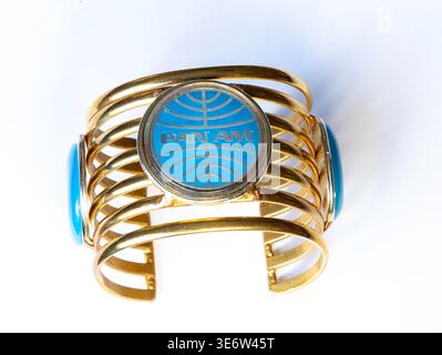 Pan am-Logo und Armband aus Edelsteinen, still Life, USA Stockfoto