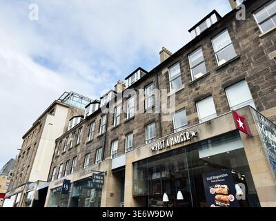 Edinburgh, Schottland, Großbritannien - 16. Februar 2026: Straßenblick von Pret a Manger in Edinburgh, Schottland, mit historischer Steinfassade, Café-Fenstern und Signa Stockfoto