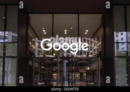 Eingang des Geschäftsgebäudes von Google mit beleuchtetem Logo. London, Vereinigtes Königreich, 1. Oktober 2023 Stockfoto