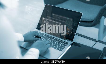 Software-Entwicklung und Computerprogrammierung.digitale Technologie und Internet-Sicherheitstechnik.professionelle Web-Entwickler-Codierung auf Laptop-Bildschirm. Stockfoto