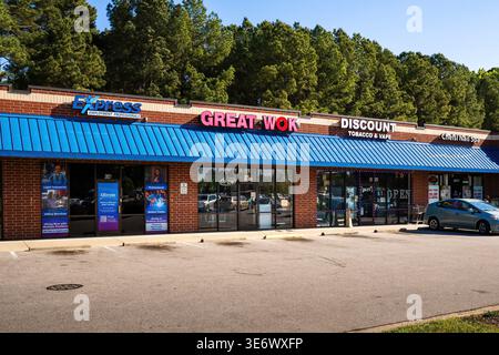 Kleines Einkaufszentrum in Wendell North Carolina mit lokalen Unternehmen wie Restaurant und Vape Shop im Vorort-Einkaufszentrum. Stockfoto