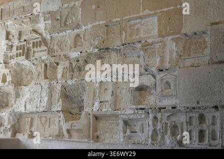 Frankreich, Loire-Atlantique, Nantes, Chateau des Ducs de Bretagne, Detail der gemeißelten Steinmauer im Schloss der Herzöge der Bretagne. Stockfoto