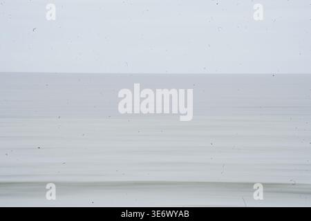 Soustons HD & 4K-abstrakte horizontale ICM-Fotografie von Meereswellen, die in Soustons aufgenommen wurden, mit sanften Grautönen, fließenden Bewegungen und modernem visuellem Design, Stockfoto