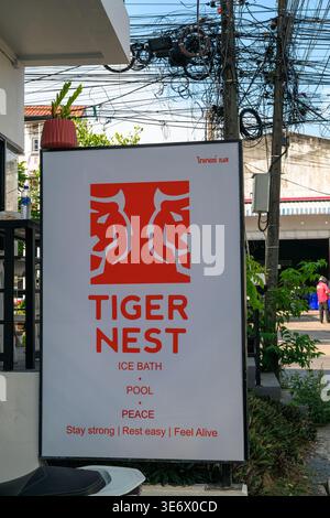 Außenansicht des Tigernest-Werks auf Soi Ta-iad, im Volksmund „Fitness Street“ oder „Fight Street“ im Chalong-Viertel von Phuket, Th Stockfoto