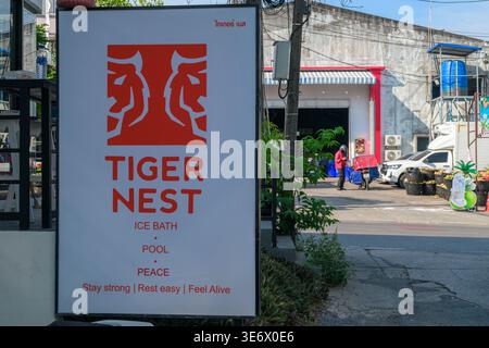 Außenansicht des Tigernest-Werks auf Soi Ta-iad, im Volksmund „Fitness Street“ oder „Fight Street“ im Chalong-Viertel von Phuket, Th Stockfoto
