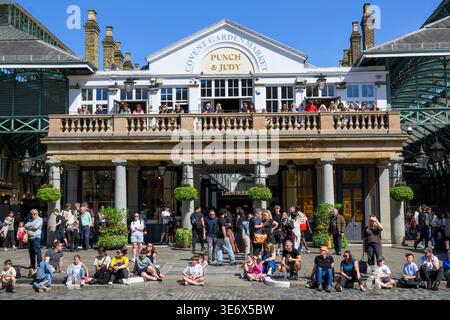 08/04/2026. Besucher von London, Großbritannien, sehen sich eine Straßenshow in Covent Garden Piazza an und genießen das außergewöhnlich heiße Wetter im April mit einem Höchststand von 26 °C. Foto: Ray Tang Stockfoto