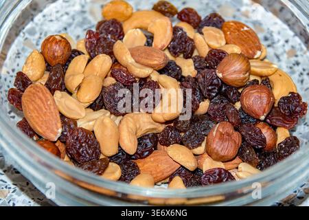 Auswahl an Nüssen und getrockneten Früchten. Stockfoto