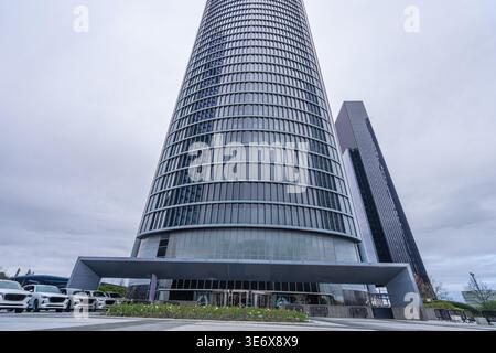 MADRID, SPANIEN - 14. März 2025 an einem bewölkten Tag bietet Sich Ein flacher Blick auf den Torre de Cristal und moderne Wolkenkratzer im Geschäftsviertel Cuatro Torres. Stockfoto