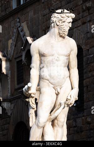Ein detaillierter Blick auf die Neptun-Statue in Florenz, Italien. Die Marmorskulptur auf der Piazza della Signoria zeigt Handwerkskunst der Renaissance, Stockfoto