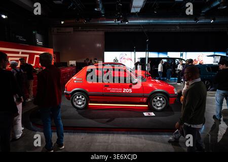 Zürich, Schweiz, 10. Oktober 2025. Der legendäre rote Peugeot 205 GTI auf der Auto Zurich Automobilausstellung Stockfoto