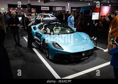 Zürich Schweiz 10. Oktober 2025 das hellblaue Maserati MCPura Cielo Cabriolet auf der Auto Zurich Automobilmesse zu sehen Stockfoto