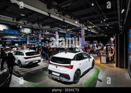 Zürich Schweiz 10. Oktober 2025 Hochwinkelansicht der Cupra und des Sitzständers während der Auto Zurich Car Show Stockfoto