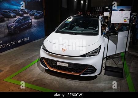 Zürich Schweiz 10. Oktober 2025 Vorderansicht des neuen weißen elektrischen Fließhecks Cupra Born auf der Auto Zurich Automobilausstellung Stockfoto