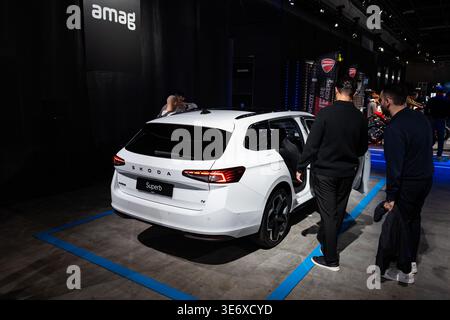 Zürich Schweiz 10. Oktober 2025 Rückansicht des neuen weißen Skoda Superb Combi auf der Auto Zurich Automobilausstellung Stockfoto