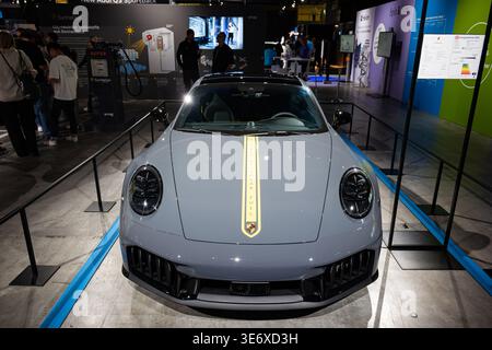 Zürich, Schweiz, 10. Oktober 2025. Der neue Porsche 911 Carrera GTS aus dem Jahr 2025 mit dem innovativen T-Hybrid-Antriebsstrang, der auf der Auto Zurich zu sehen ist Stockfoto