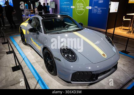 Zürich, Schweiz, 10. Oktober 2025. Der neue Porsche 911 Carrera GTS aus dem Jahr 2025 mit dem innovativen T-Hybrid-Antriebsstrang, der auf der Auto Zurich zu sehen ist Stockfoto