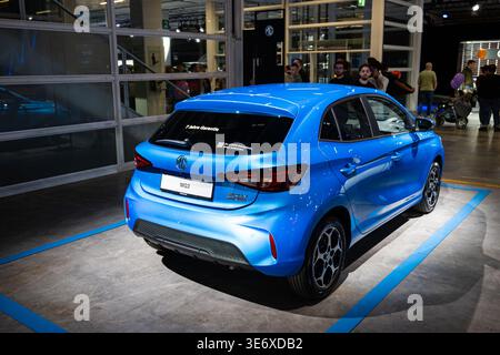 Zürich, Schweiz, 10. Oktober 2025. Die neue blaue MG3 Hybrid Plus Fließheck wird auf der Auto Zurich Automobilausstellung ausgestellt Stockfoto