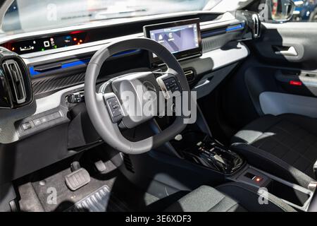 Zürich, Schweiz, 10. Oktober 2025. Seitenansicht des modernen Innenraums und des digitalen Armaturenbretts des neuen Citroen e-C3 beim Zurich Auto S Stockfoto