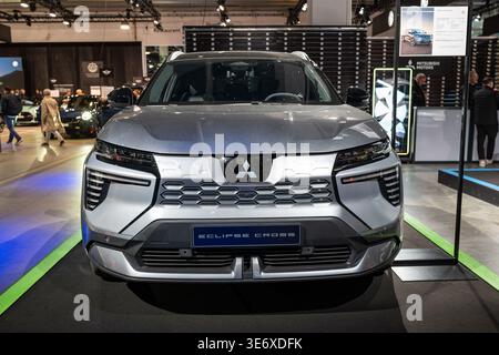 Zürich, Schweiz, 10. Oktober 2025. Frontperspektive des neuen, silbernen Mitsubishi Eclipse Cross Plug-in Hybrid-SUV auf der Zürich A Stockfoto