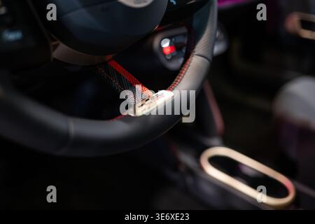 Zürich, Schweiz, 10. Oktober 2025. Nahaufnahme der Mini Cooper John Cooper Works Lenkradspeiche und -Abzeichen an der zur Stockfoto
