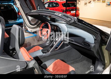 Zürich, Schweiz, 10. Oktober 2025. Seitenansicht des modernen elektrischen Roadsters MG Cyberster Innenraums und des digitalen Cockpits an der Zürich A Stockfoto