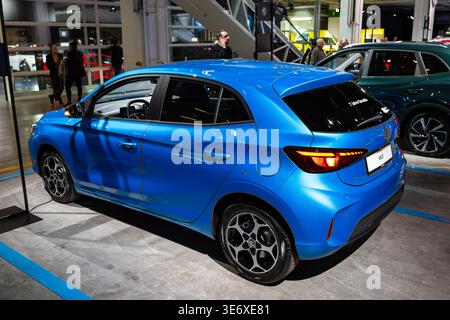Zürich, Schweiz, 10. Oktober 2025. Blauer MG3 Hybrid+-Heckheck auf der Zürcher Auto Show mit modernen LED-Heckleuchten Stockfoto