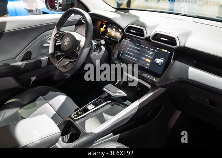Zürich, Schweiz, 10. Oktober 2025. Moderner dunkler Innenraum und digitales Cockpit eines 2025 MG ZS SUV, der auf der Zürcher Autoausstellung ausgestellt wird Stockfoto