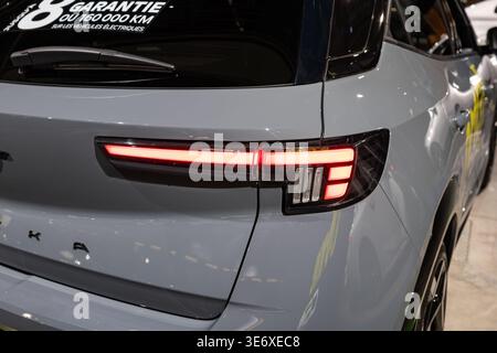 Zürich, Schweiz, 10. Oktober 2025. Detailaufnahme des schlanken LED-Rücklichts an einem grauen 2025er Opel Mokka GSE auf der Zürcher Autoausstellung Stockfoto