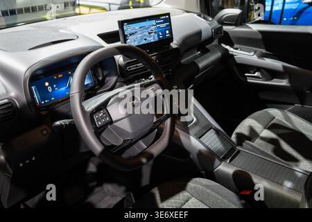 Zürich, Schweiz, 10. Oktober 2025. Modernes Interieur und digitales Cockpit eines Opel Combo Electric auf der Zürcher Autoausstellung Stockfoto