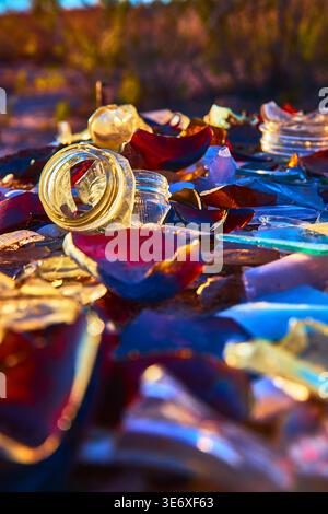 Broken Glass splittern bunte Fragmente und sonnendurchflutetes Wüstenglas aus nächster Nähe Stockfoto