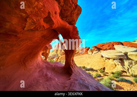 Red Sandstone Arch and Desert Landscape on Seven Wonders Trail Valley of Fire Stockfoto