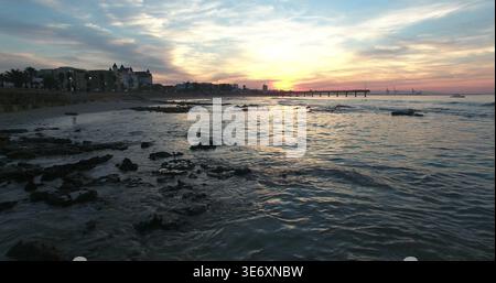 Sonnenuntergang über Shark Rock Pier und Hobie Beach in Port Elizabeth (Gqeberha), Nelson Mandela Bay, Südafrika Stockfoto