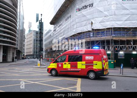 Ein Ermittlungsfahrzeug der Londoner Feuerwehr fährt mit angeschalteter Sirene durch die City of London, als es auf einen Anruf reagiert Stockfoto
