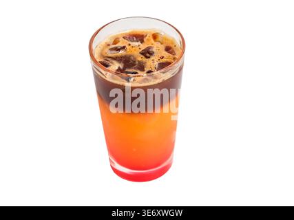 Eiskaffee mit Orangensaft-Sonnenuntergang-Verlauf in Glas isoliert auf weißem Hintergrund Stockfoto
